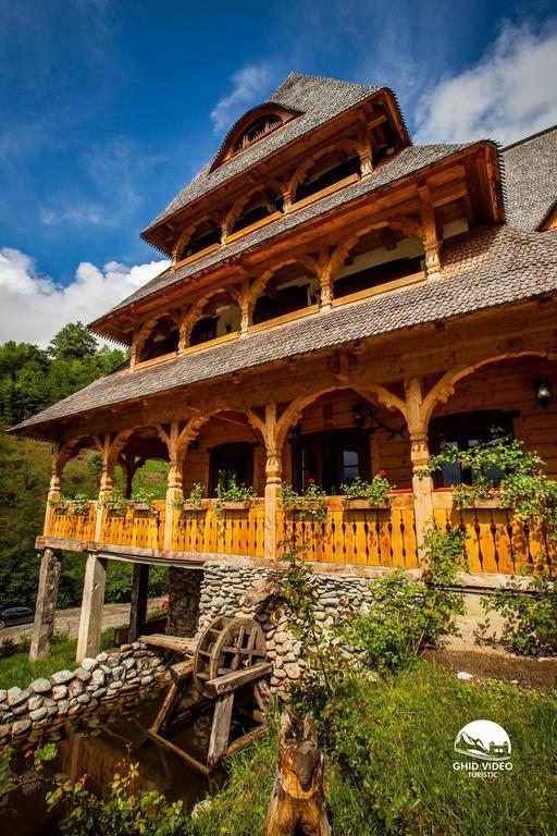Conacul Drahneilor Hotel Ruscova Exterior photo